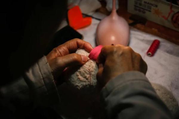 花费近万元修复一个娃娃,不满意也不能返工?上海7旬网红爷叔陷争议... 花费近万元修复一个娃娃,不满意也不能返工?上海7旬网红爷叔陷争议...