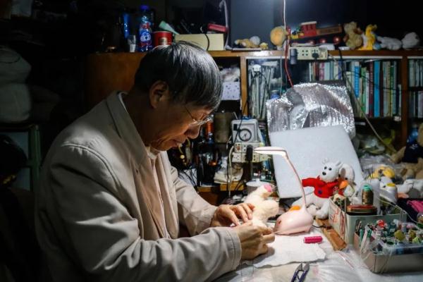 花费近万元修复一个娃娃,不满意也不能返工?上海7旬网红爷叔陷争议... 花费近万元修复一个娃娃,不满意也不能返工?上海7旬网红爷叔陷争议...