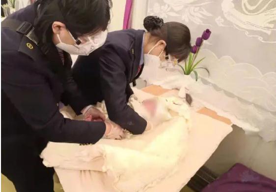 夫妇俩火车上一个操作，被撞破孩子不是亲生的！孩子来源让人痛心！