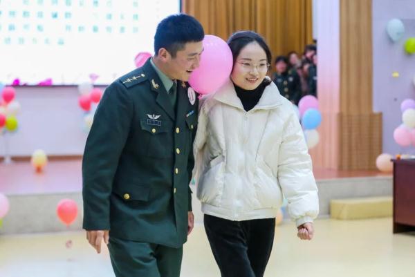 小姐姐进军营，真甜！