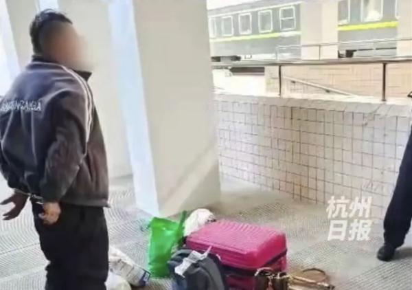 夫妇俩火车上一个操作，被撞破孩子不是亲生的！孩子来源让人痛心！