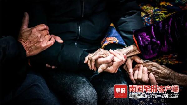 泪目！苦寻近30年，南宁一对夫妇终于找回走失的儿子