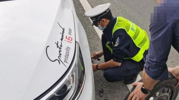 轮胎旧了不换，结果半路直接“罢工”！两名女子在车旁焦虑地张望！