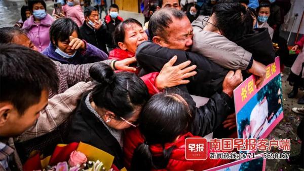 泪目！苦寻近30年，南宁一对夫妇终于找回走失的儿子
