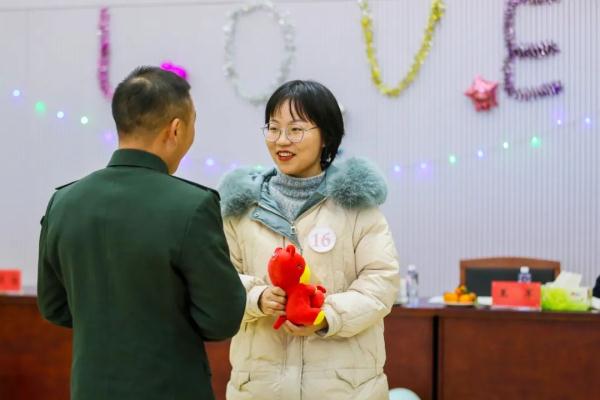 小姐姐进军营，真甜！