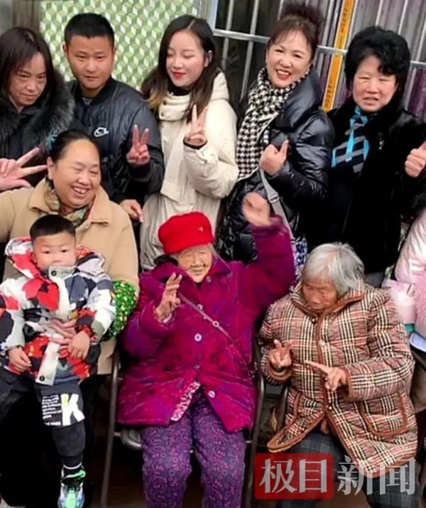 失散75年后重逢，97岁母亲给78岁女儿补压岁钱……