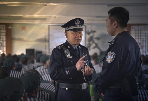 浙江省十里豐監獄 傅陸明/攝在崗奉獻了大半輩子的老民警在現場向新