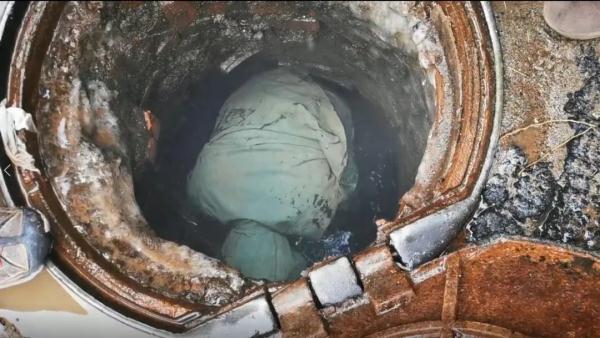 清晨，哈尔滨一主干路管线爆裂！现场雾气蒙蒙、水流成河…