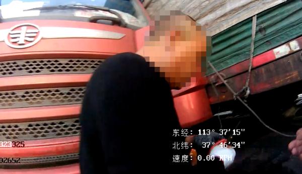 敲碎后视镜、竞逐行驶、故意别车…两货车高速上斗气，还并排行驶又骂又“打”