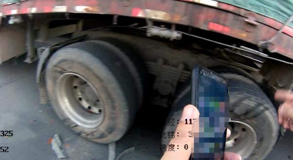 敲碎后视镜、竞逐行驶、故意别车…两货车高速上斗气，还并排行驶又骂又“打”