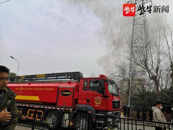 南京一仓库失火，十几辆消防车扑救