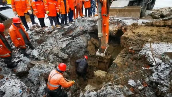 清晨，哈尔滨一主干路管线爆裂！现场雾气蒙蒙、水流成河…