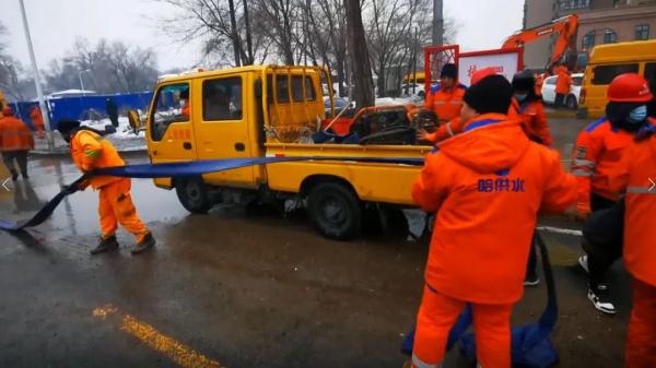 清晨，哈尔滨一主干路管线爆裂！现场雾气蒙蒙、水流成河…