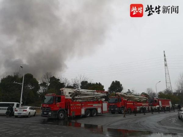 南京一仓库失火，十几辆消防车扑救
