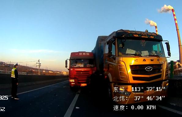 敲碎后视镜、竞逐行驶、故意别车…两货车高速上斗气，还并排行驶又骂又“打”