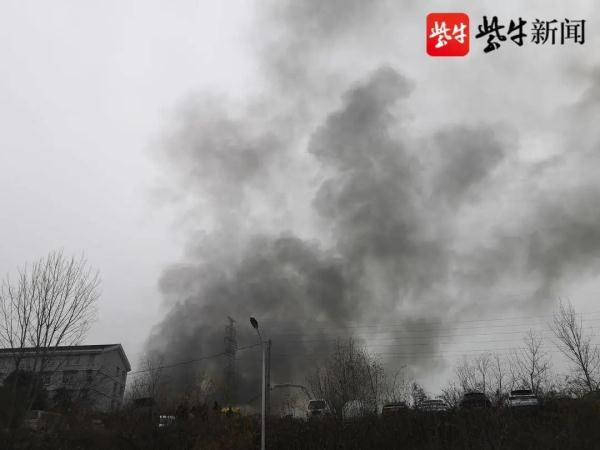 南京一仓库失火，十几辆消防车扑救
