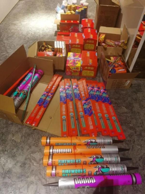 警方提示:市民群众如果发现有非法售卖烟花爆竹的行为,可拨打110报警
