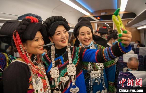 “复兴号”开进大凉山 中国最大彝族聚居区迈入“动车时代”