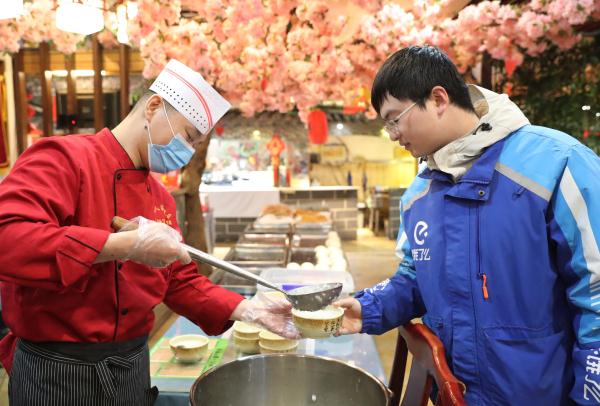 山东青岛：腊八情暖户外工作者