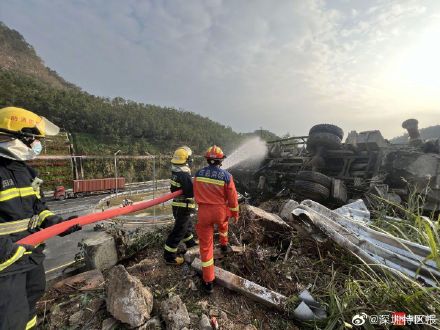 滅火組出兩支水槍在車輛兩側做好掩護,安全員在車輛旁邊做好觀察,隨時