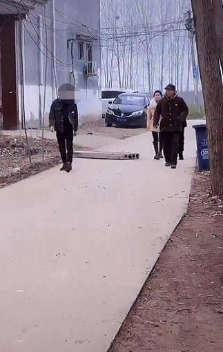 22岁女子回老家一天被安排20多场相亲!当事人:一中午见了13个... 22岁女子回老家一天被安排20多场相亲!当事人:一中午见了13个...