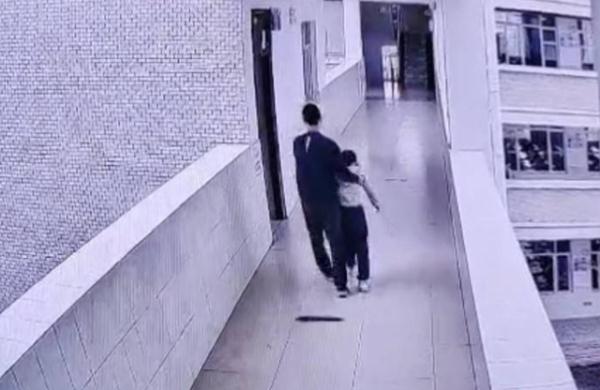 谁的错？9岁女童学校被撞，几小时后去世...