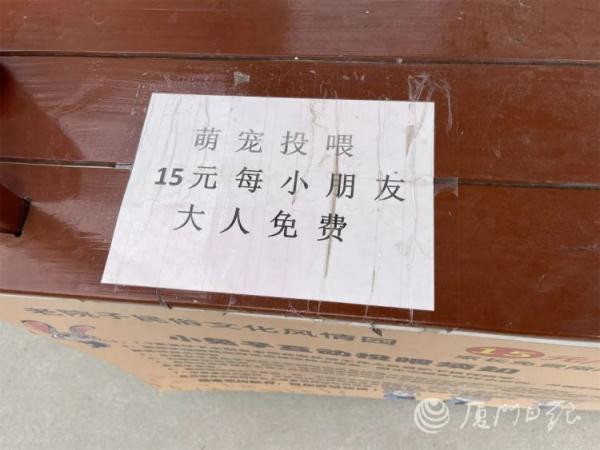 惊险！2岁孩子景区喂马，突然被马咬住了手不松口