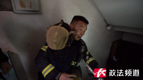 火场搜救，消防员将面罩让给了孩子