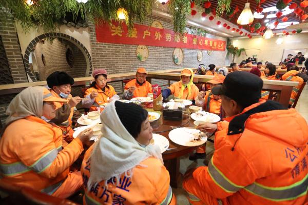 山东青岛：腊八情暖户外工作者