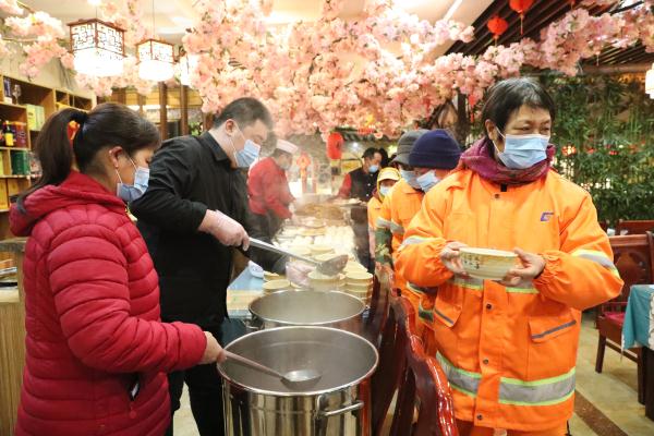 山东青岛：腊八情暖户外工作者