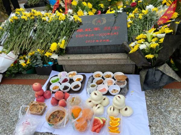 陈红军和孩子的第一张“合照”让全网爆哭,牺牲时“小红军”还没出生 陈红军和孩子的第一张“合照”让全网爆哭,牺牲时“小红军”还没出生