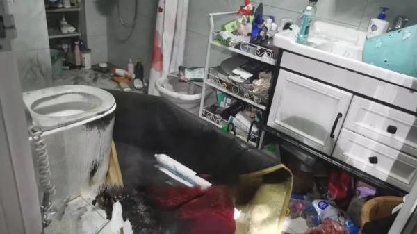 吓人!家中的“地面”突然起火了 吓人!家中的“地面”突然起火了