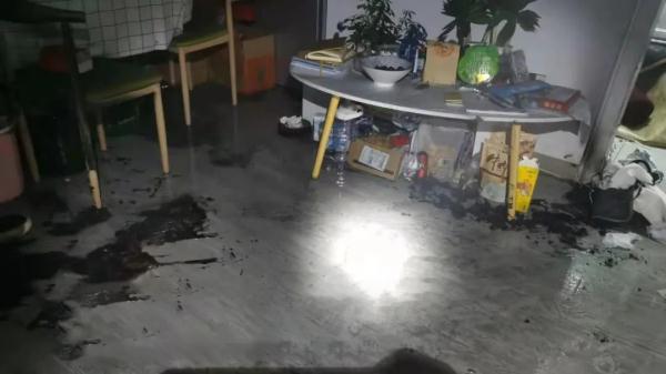 吓人!家中的“地面”突然起火了 吓人!家中的“地面”突然起火了
