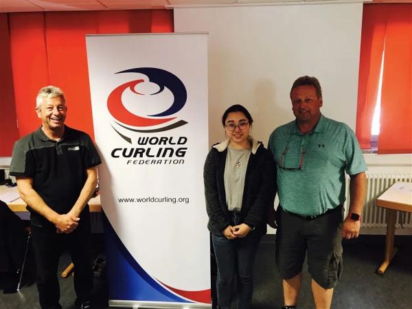 北京冬奥的冰壶裁判和唯一女制冰师，来自上海！