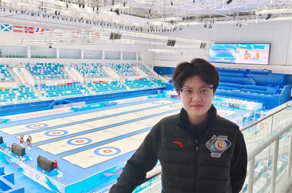 北京冬奥的冰壶裁判和唯一女制冰师，来自上海！