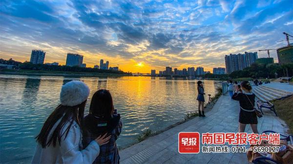 美翻了！南宁冬天出现“火烧云”，专家：如此鲜艳比较少见