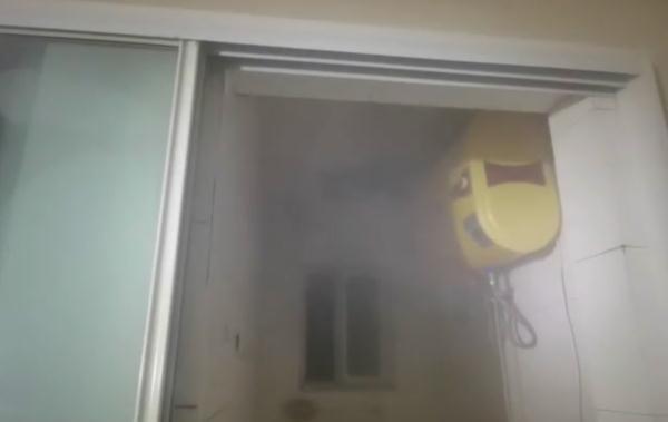 吓人!家中的“地面”突然起火了 吓人!家中的“地面”突然起火了