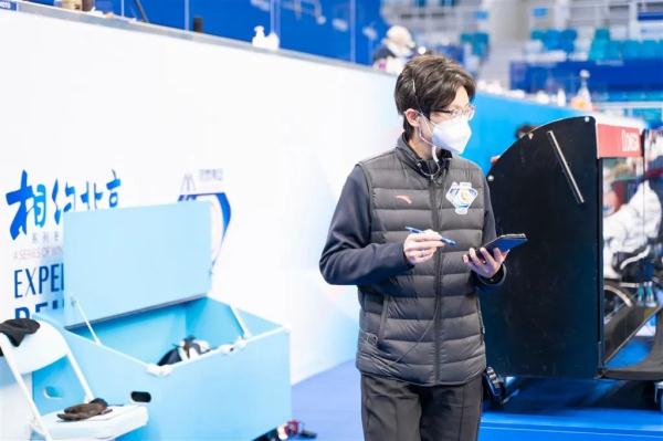 北京冬奥的冰壶裁判和唯一女制冰师，来自上海！