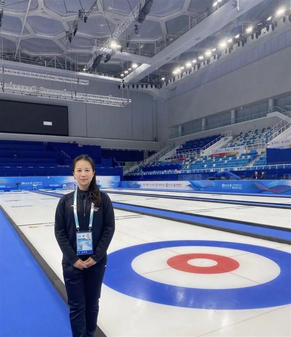 北京冬奥的冰壶裁判和唯一女制冰师，来自上海！