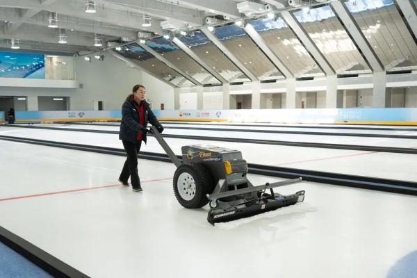 北京冬奥的冰壶裁判和唯一女制冰师，来自上海！