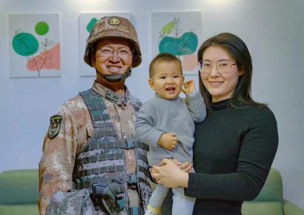 陈红军和孩子的第一张“合照”让全网爆哭,牺牲时“小红军”还没出生 陈红军和孩子的第一张“合照”让全网爆哭,牺牲时“小红军”还没出生