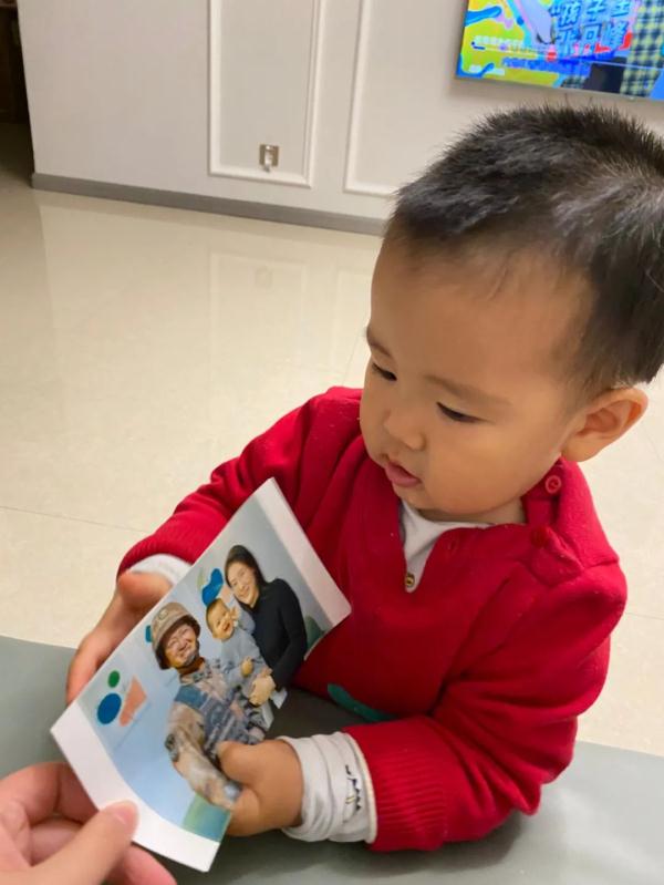 陈红军和孩子的第一张“合照”让全网爆哭,牺牲时“小红军”还没出生 陈红军和孩子的第一张“合照”让全网爆哭,牺牲时“小红军”还没出生