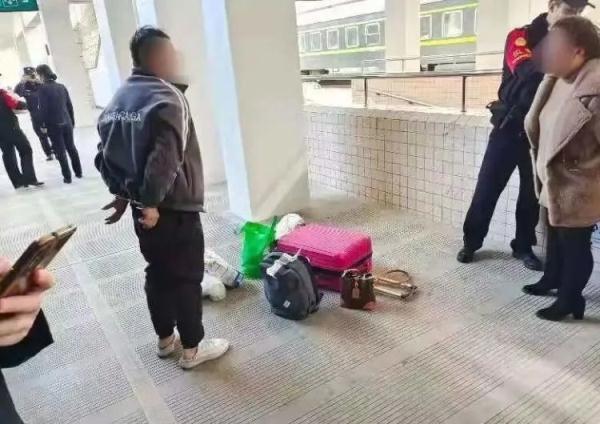 带娃旅客在火车上举动反常，列车长果断报警！