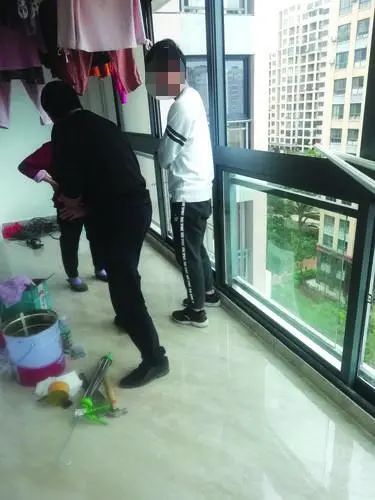 事发海南一小区！男子上门干工突发疾病，紧急送医途中……