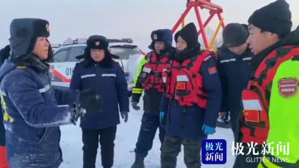 冰面上“撒欢”,哈尔滨一辆越野车坠入清沟! 冰面上“撒欢”,哈尔滨一辆越野车坠入清沟!