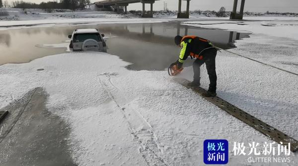 冰面上“撒欢”,哈尔滨一辆越野车坠入清沟! 冰面上“撒欢”,哈尔滨一辆越野车坠入清沟!