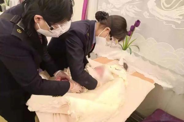 带娃旅客在火车上举动反常，列车长果断报警！