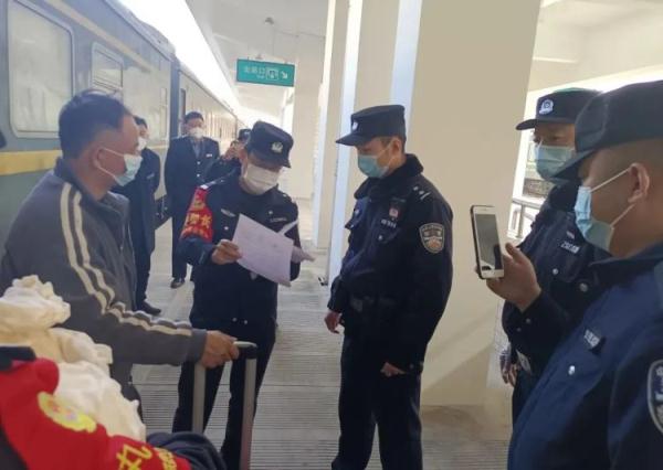 带娃旅客在火车上举动反常，列车长果断报警！