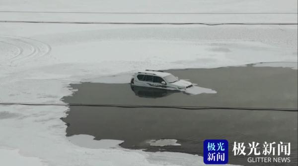 冰面上“撒欢”,哈尔滨一辆越野车坠入清沟! 冰面上“撒欢”,哈尔滨一辆越野车坠入清沟!