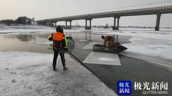 冰面上“撒欢”,哈尔滨一辆越野车坠入清沟! 冰面上“撒欢”,哈尔滨一辆越野车坠入清沟!